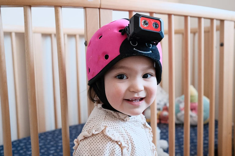 Photo de Sam, bébé australien, doté d'une camera sur la tête pour entrainer une IA